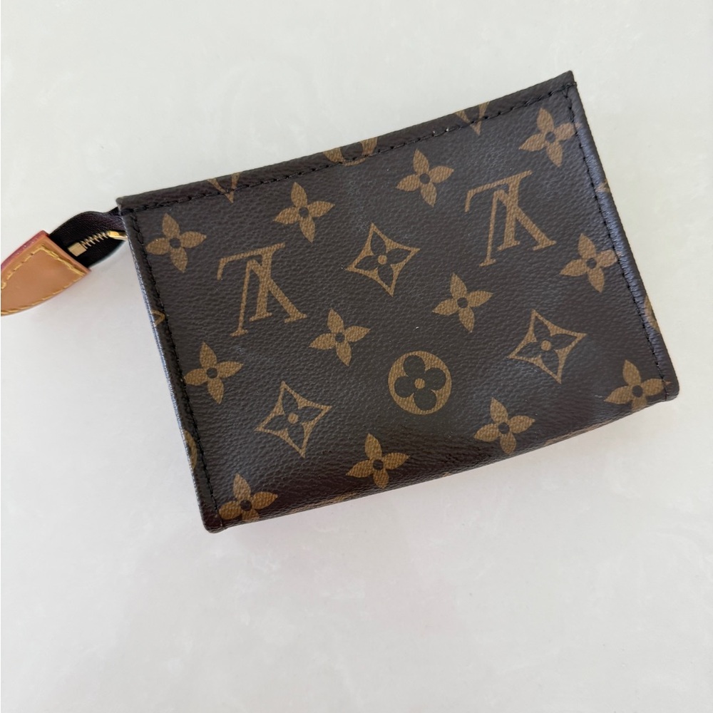Louis Vuitton toiletry 15. Excellent condition pouch. Perfect for essentials.